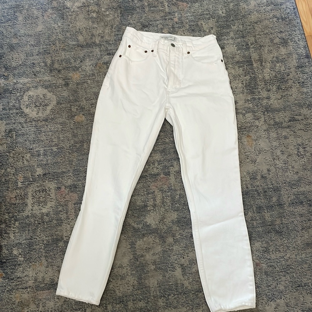 Abercrombie & Fitch White High Rise Skinny Jeans! 25s!